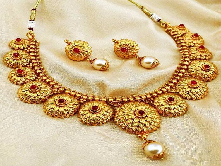 How You Can Clean Your Gold And Silver Jewellery At Home This Diwali Diwali 2022 : தங்கம், வெள்ளி நகைகள் பளிச்சிடணுமா? மத்தாப்பு தீபாவளி ஜொலிக்க இந்த டிப்ஸ் ஃபாலோ பண்ணுங்க..