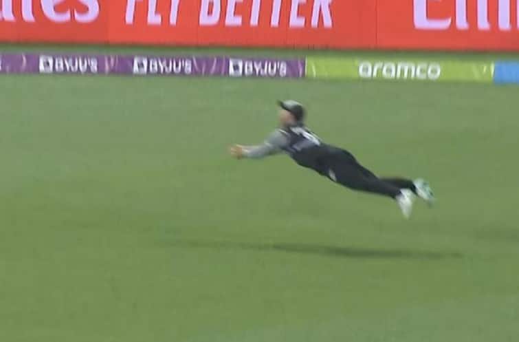 T20 World Cup 2022, AUS vs NZ: Glenn Phillips with a freaking catch in the World Cup watch video T20 World Cup 2022, AUS vs NZ: ગ્લેન ફિલિપ્સે પકડ્યો શાનદાર કેચ, બની શકે છે કેચ ઓફ ધ ટુર્નામેન્ટ, જુઓ વીડિયો