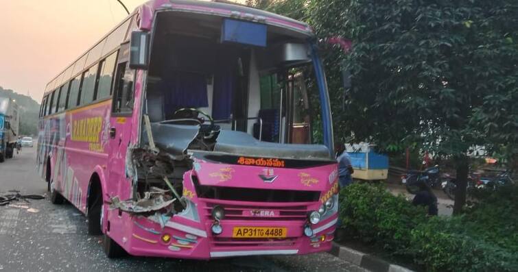 BCA Women's Cricket team bus found accident in Visakhapatnam, 4 players and coach injured BCA Cricket Team Accident : વડોદરાની મહિલા ક્રિકેટ ટીમની બસને વિશાખાપટ્ટનમમાં નડ્યો અકસ્માત, 4 પ્લેયર સહિત 5 ઘાયલ