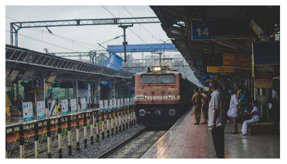 Be careful if you travel by train on Diwali-Chhath! Carrying these items with you can be jailed for 3 years Diwali 2022 : ਦੀਵਾਲੀ-ਛੱਠ 'ਤੇ ਟਰੇਨ 'ਚ ਸਫਰ ਕਰਦੇ ਹੋ ਤਾਂ ਸਾਵਧਾਨ! ਇਨ੍ਹਾਂ ਚੀਜ਼ਾਂ ਨੂੰ ਆਪਣੇ ਨਾਲ ਲੈ ਕੇ ਜਾਣ 'ਤੇ  ਦੀ ਹੋ ਸਕਦੀ ਹੈ 3 ਸਾਲ ਜੇਲ੍ਹ