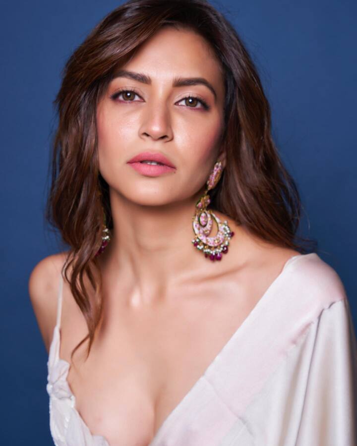 చీరకట్టులో మరింత అందంగా కనిపిస్తోంది. -Image credit: Kriti Kharbanda/Instagram