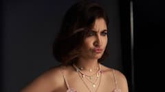 রাস্তার ধারের ঝালমুড়ি, পেয়ারা মাখা, অনুষ্কাকে ডায়েট ভোলাচ্ছে কলকাতা!