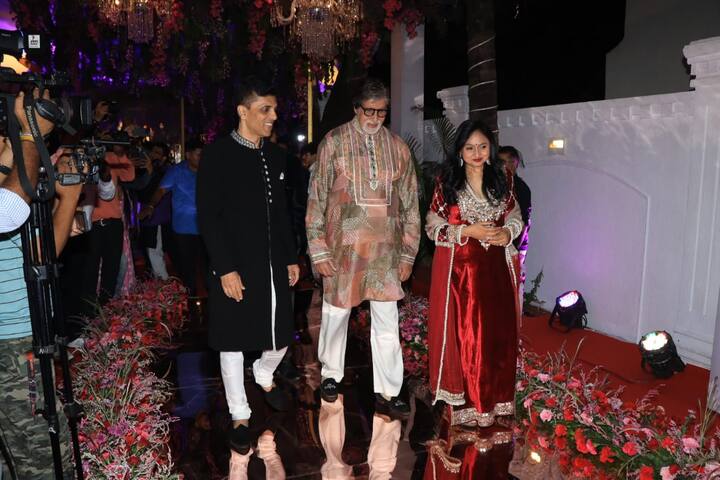 अमिताभ बच्चन इस दौरान ट्रेडिशनल लुक में नजर आए. उन्होंने रंग-बिरंगा कुर्ता और व्हाइट पयजामा पहना हुआ था.