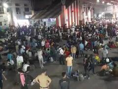 PHOTO : पुणे रेल्वे स्थानकावर चेंगराचेंगरीत एका प्रवाशाचा मृत्यू