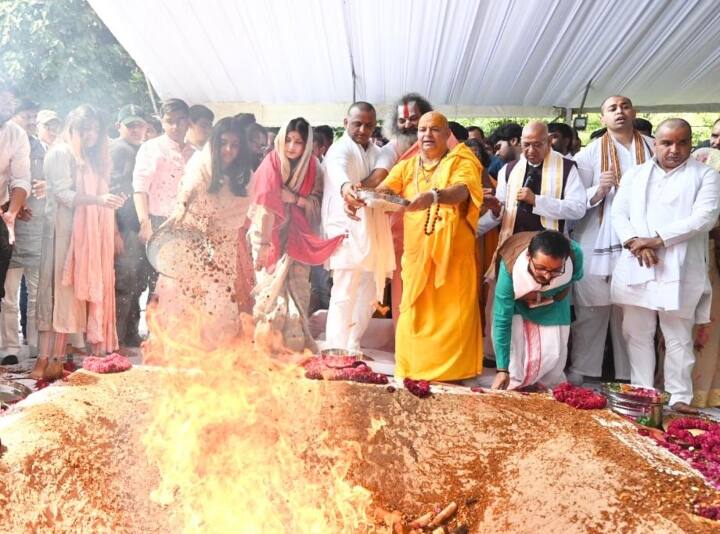 सपा संस्थापक की मौत के 11वें दिन उनके बेटे अखिलेश यादव, बहू डिंपल यादव और पौत्र की मौजूदगी में यहां रस्में अदा की गयी.