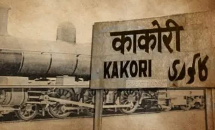 সেই মতো ১৯২৫ সালের ৯ অগাস্ট লখনউয়ের কাছে কাকোরিতে ট্রেন লুঠ করেন সকলে মিলে। তাতে এক ব্যক্তির মৃত্যু হয়। তাঁদের খোঁজে তল্লাশি অভিযান শুরু করে তৎকালীন ইংরেজ সরকার। এর পর ২৬ অক্টোবর রামপ্রসাদ ধরা পড়েন। প্রথমে নেপালে পালিয়ে গেলেও কানপুরে ফেরেন আশফাকুল্লা। অন্য নামে চাকরিও শুরু করেন। কিছু দিন সেখানে কাটিয়ে ফের দিল্লি ফিরে বিপ্লবী কাজকর্মে সক্রিয় হতে উদ্যত হন আশফাকুল্লা। কিন্তু যে বন্ধুকে ভরসা করেন তিনি, তিনিই আশফাকুল্লাকে ধরিয়ে দেন। ১৯২৬ সালের ৭ ডিসেম্বর ধরা পড়েন।