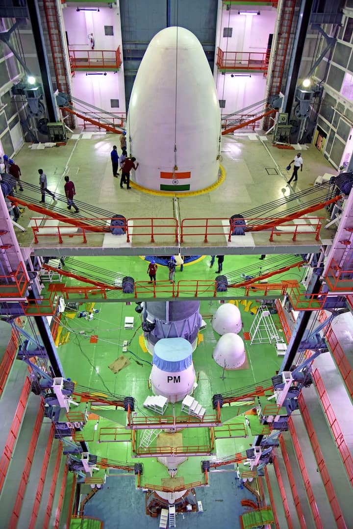 'बाहुबली' रॉकेट LVM-3 याआधी GSLV मार्क रॉकेट म्हणूनही ओळखले जात होतं. (PC : @OneWeb @isro / Twitter)