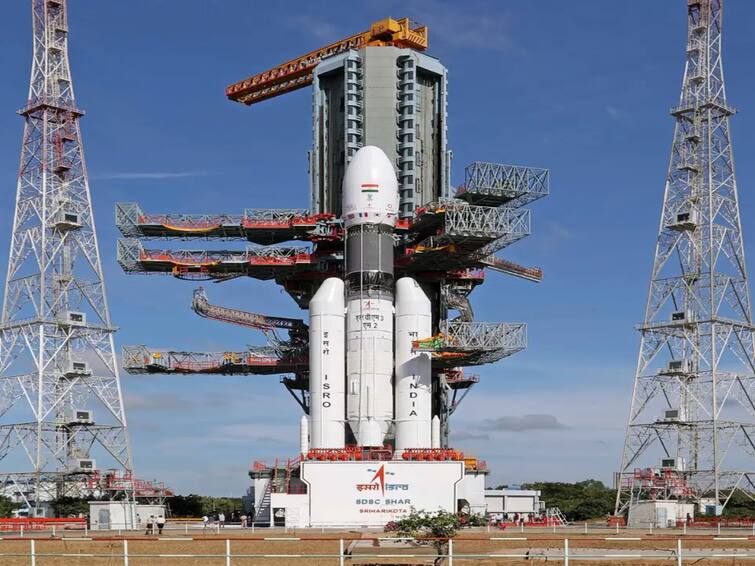 ISRO's  Rocket' launches at 12.07 am with 35 satellites LVM3 M2 in space gslv mk3 ISRO - LVM3 M2: நள்ளிரவு 12.07 மணிக்கு 36 செயற்கைக்கோள்களுடன் விண்ணில் பாய்கிறது இஸ்ரோவின் பிராமாண்ட ராக்கெட்; பயன்பாடு என்ன?