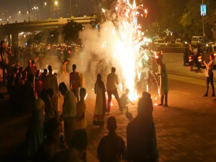 Delhi-NCR Reports: दिल्ली-NCR में हुए सर्वे में खुलासा, इस बार ज्यादा फूटेंगे पटाखे, बैन का नही दिख रहा है असर
