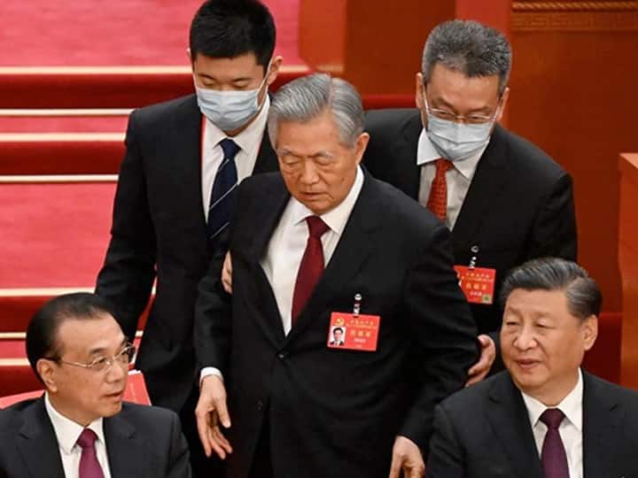 china ex President Hu Jintao expelled from party congress from china great hall China: चीन में दिखी शी जिनपिंग की तानाशाही, पूर्व राष्‍ट्रपति जिनताओ को पार्टी बैठक से जबरन निकाला बाहर- देखें वीडियो