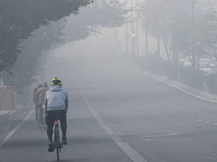 Delhi NCR Weather Updates Air Pollution Increasing in Delhi Noida Gurgaon Every Day Weather Will Dry today Delhi-NCR Weather Updates: दिल्ली में सांस लेना होता जा रहा दूभर, हवा हुई और खराब, जानें- आज कैसा रहेगा मौसम?