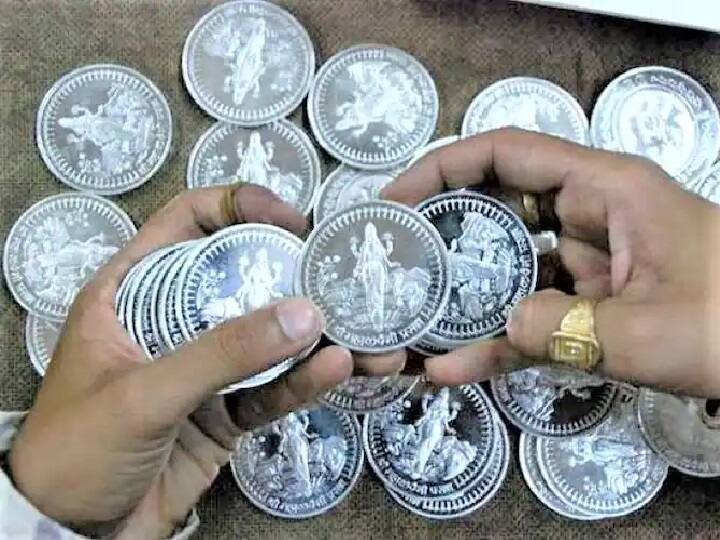 पिछले साल की धनतेरस के मुकाबले चांदी के प्राइस में 13% तक की भारी गिरावट दर्ज की गई है. चांदी के गिरती कीमतों का सबसे बड़ा कारण डॉलर की मजबूती और देश और दुनिया में लगातार बढ़ती महंगाई.