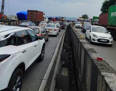 Pune Mumbai Expressway : मुंबई-पुणे एक्स्प्रेसवरील बोरघाटात वाहतूक कोंडी, अमृतांजन पुलाजवळ वाहनांच्या रांगा