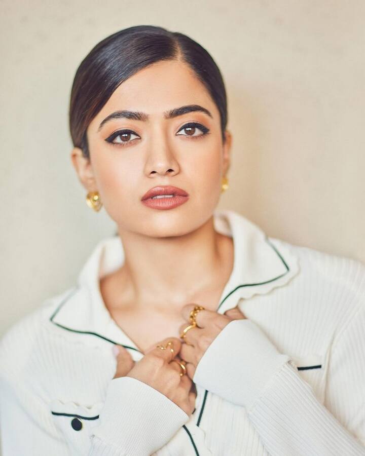 ప్రస్తుతం ఈమె తెలుగుతో పాటు బాలీవుడ్ లో కొన్ని సినిమాలు చేస్తోంది. (Photo Courtesy: Rashmika Instagram)