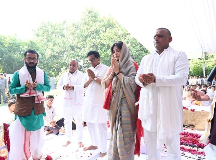 पूरा यादव कुनबा शांति यज्ञ और हवन में आहुति देते हुए दिखाई दिया. मंत्र जाप के बीच परिवार के अन्य सदस्यों और रिश्तेदारों ने भी संस्कार में हिस्सा लिया.