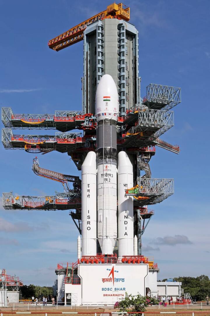 भारतीय अंतराळ संशोधन संस्था म्हणजेच इसरो (ISRO) नव्या मिशनसाठी सज्ज आहे. या मिशनचं नाव LVM3 M2/OneWeb India1 आहे.  (PC : @OneWeb @isro / Twitter)