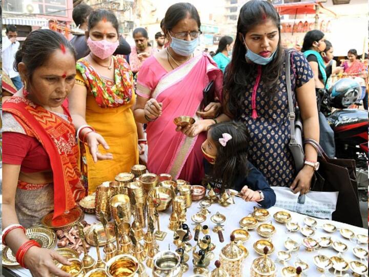 People typically buy gold and silver items, usually in the form of jewellery, along with some utensils on the day of Dhanteras. This is due to the Hindu belief—discussed earlier—that Lakshmi, the Goddess of Wealth, emerged from the celestial sea as it was being stirred. She had emerged carrying a pot of gold, which stood for prosperity. (Image Source: Getty)