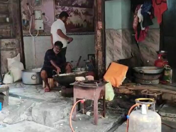 Basti News: गंदे नाले के ऊपर बन रही थी दीवाली की मिठाई, अचानक पहुंची खाद्य विभाग की टीम, मचा हड़कंप Basti Uttar Pradesh Food department team raids factory making sweets adulteration on Diwali ANN Basti News: गंदे नाले के ऊपर बन रही थी दीवाली की मिठाई, अचानक पहुंची खाद्य विभाग की टीम, मचा हड़कंप