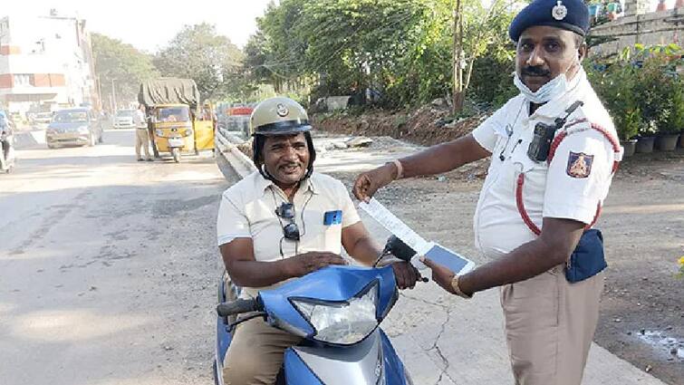 Bangalore Traffic Police fined a police employee for wearing wrong helmet ਬੈਂਗਲੁਰੂ ਟ੍ਰੈਫਿਕ ਪੁਲਿਸ ਨੇ ਗਲ਼ਤ ਹੈਲਮੇਟ ਪਾਉਣ 'ਤੇ ਪੁਲਸ ਕਰਮਚਾਰੀ ਦਾ ਕੱਟਿਆ ਚਲਾਨ, ਤਸਵੀਰ ਸੋਸ਼ਲ ਮੀਡੀਆ 'ਤੇ ਵਾਇਰਲ