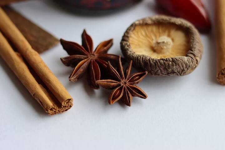 अशावेळी तुम्ही दालचिनीची वापरू शकता. यासाठी तुम्ही एक चतुर्थांश चमचा (1/4) दालचिनी पावडर एक चमचा मधात मिसळा. हे मिश्रण बोटाच्या साहाय्याने हळूहळू चाटून खा. सकाळी नाश्त्यानंतर आणि रात्री झोपण्यापूर्वी याचे सेवन करा. तुम्हाला लवकरच याचा फायदा जाणवेल.