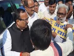 पीक विम्यासाठी माजलगावातील शेतकरी आक्रमक, पालकमंत्री सावेंचा अडवला ताफा 