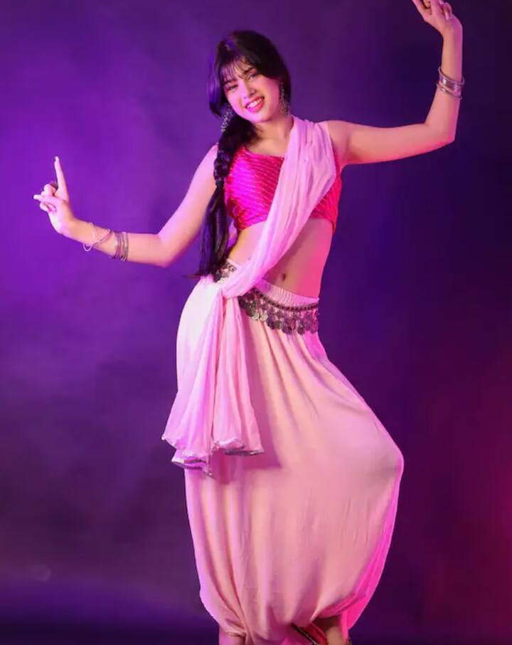 ਕੌਣ ਹੈ ਰੀਵਾ ਅਰੋੜਾ: ਰੀਵਾ ਅਰੋੜਾ ਉਹ ਨਾਂ ਹੈ ਜੋ ਇਨ੍ਹੀਂ ਦਿਨੀਂ ਲਗਾਤਾਰ ਸੁਰਖੀਆਂ 'ਚ ਹੈ। ਸਿਰਫ 12 ਸਾਲ ਦੀ ਉਮਰ 'ਚ ਰੀਵਾ ਨੇ ਆਪਣੇ ਗਲੈਮਰਸ ਲੁੱਕ ਨਾਲ ਲੋਕਾਂ ਨੂੰ ਹੈਰਾਨ ਕਰ ਦਿੱਤਾ ਸੀ।