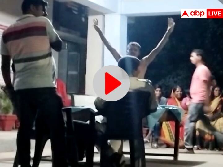 Bihar Nalanda drunkard started high voltage drama Vande Mataram in the police station ann Watch: बिहार में अजब-गजब शराबी, थाने में शुरू किया ड्रामा, दोनों हाथ उठाकर पुलिस के सामने करने लगा वंदे मातरम