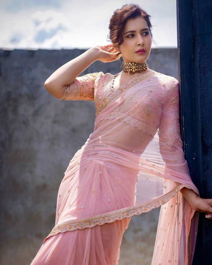 डीपनेक ब्लाऊज, चोकर नेकलेस आणि मिनिमल मेकअपमुळे राशीचा हा लूक उठून दिसत आहे.