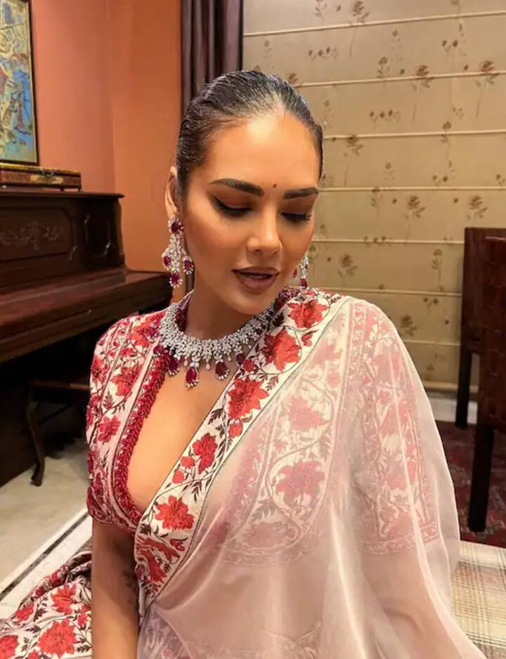 ਈਸ਼ਾ ਗੁਪਤਾ ਨੇ ਹਾਲ ਹੀ ਵਿੱਚ OTT 'ਤੇ ਵੀ ਆਪਣੀ ਸ਼ਾਨਦਾਰ ਅਦਾਕਾਰੀ ਦਿਖਾਈ ਹੈ। ਈਸ਼ਾ ਬੌਬੀ ਦਿਓਲ ਦੀ ਹਿੱਟ ਵੈੱਬ ਸੀਰੀਜ਼ 'ਆਸ਼ਰਮ 3' 'ਚ ਵੀ ਨਜ਼ਰ ਆ ਚੁੱਕੀ ਹੈ।