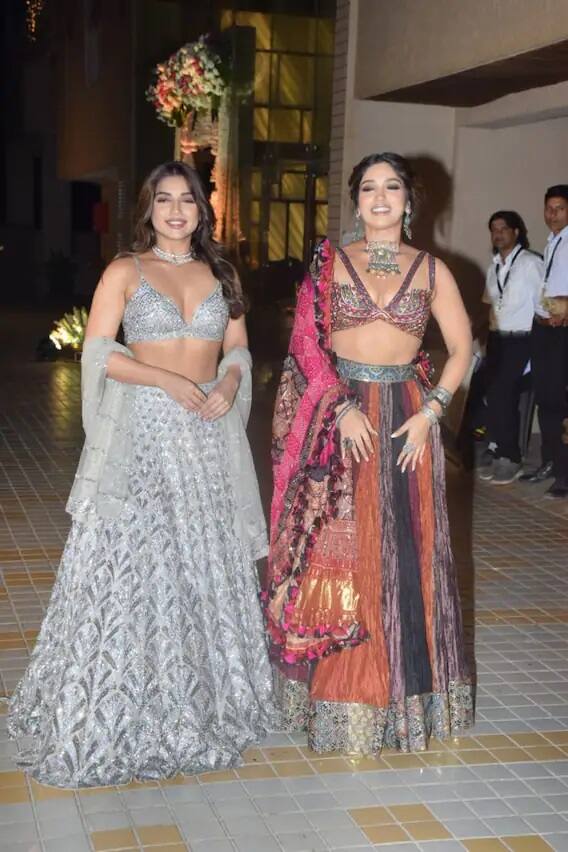 શનિવારે, બોલિવૂડ અભિનેત્રી ભૂમિ પેડનેકર અને તેની બહેન સમીક્ષા પેડનેકરની દિવાળી બેશની લેટેસ્ટ તસવીરો સામે આવી છે.