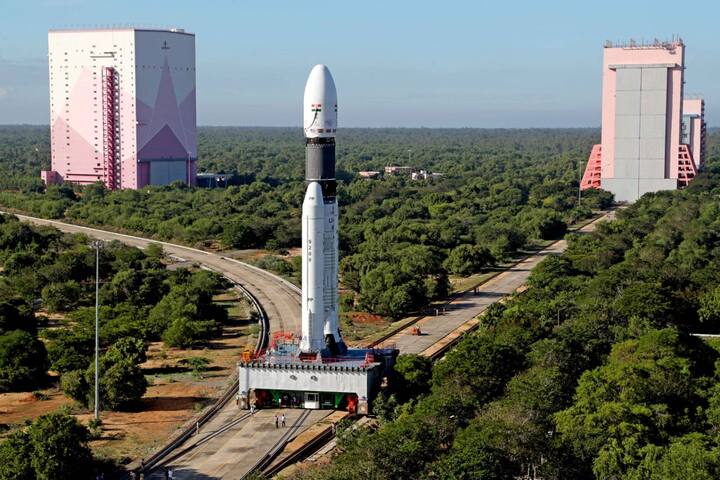 ISRO LVM 3 Launch : इसरो आज महत्त्वाचं रॉकेट प्रक्षेपण करणार आहे. इसरोचं हे पहिलं व्यावसायिक राकेट लाँचिंग आहे. (PC : @OneWeb @isro / Twitter)