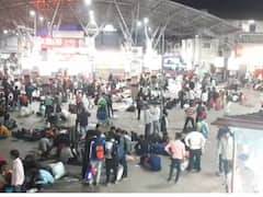 PHOTO : पुणे रेल्वे स्थानकावर चेंगराचेंगरीत एका प्रवाशाचा मृत्यू