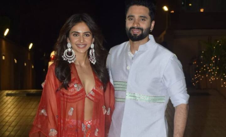 ভূমির পার্টিতেও হাতে হাত রেখেই ঢুকলেন জ্যাকি এবং রকুলপ্রীত। হাসিমুখে পোজ দিলেন। তবে সাবেকি শাড়ি বা লেহঙ্গায় নয়, সাহসী পোশাকে এলেন রকুলপ্রীত।