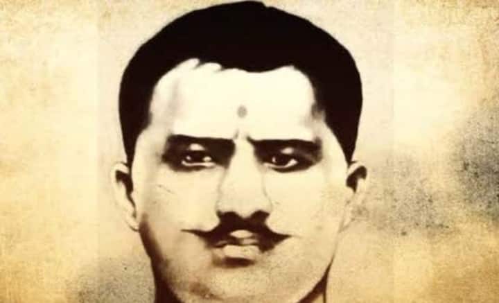 সেই ঘটনাই স্বাধীনতা আন্দোলনে যোগ দিতে উদ্বুদ্ধ করে আশফাকুল্লাকে। পরবর্তী কালে রামপ্রসাদ বিসমিলের সঙ্গে সাক্ষাৎ এবং বন্ধু হয়ে ওঠা। অসহযোগ আন্দোলনে শামিল হন তাঁরা। স্বরাজ পার্টি এবং হিন্দুস্তান রিপাবলিকান অ্যাসোসিয়েশনের সদস্য ছিলেন।
