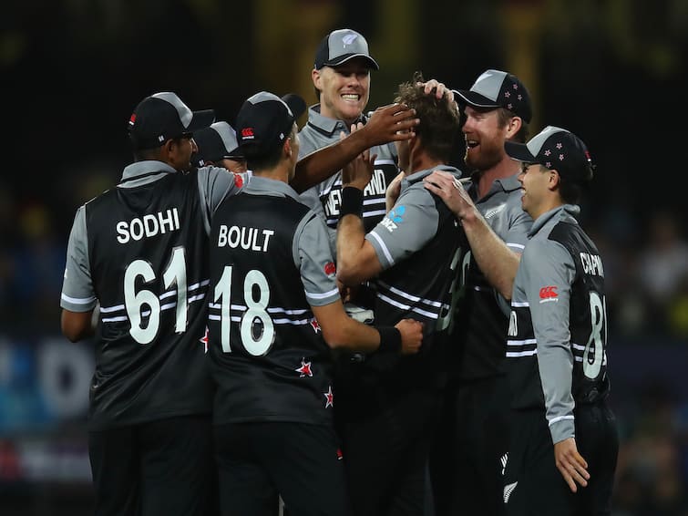 T20 World Cup 2022 new zealand beat australia by 89 runs in super 12 match devon conway 92 not out NZ vs AUS: सुपर-12 के पहले मैच में डिफेंडिंग चैंपियन ऑस्ट्रेलिया ने किया सरेंडर, न्यूजीलैंड ने बुरी तरह हराया