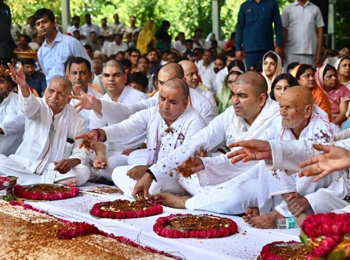 इस शांति यज्ञ और हवन में एक ओर अखिलेश यादव के साथ दिखा पूरा यादव कुनबा दिखाई दिया. वहीं तस्वीरों में शिवपाल यादव और राम गोपाल यादव साथ दिखे.