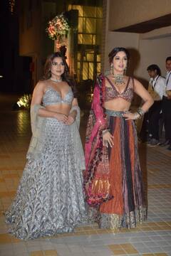 स्टाइल में सारा- जाह्नवी को कड़ी टक्कर देती हैं Bhumi Pednekar की बहन, यकीन नहीं तो देखें दिवाली बैश की ये तस्वीरें!