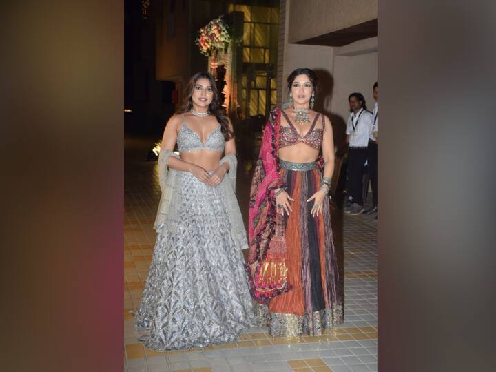 Her sister Samiksha wore a grey embellished lehenga with a gorgeous dupatta and choli.(Image Source: Manav Maglani)