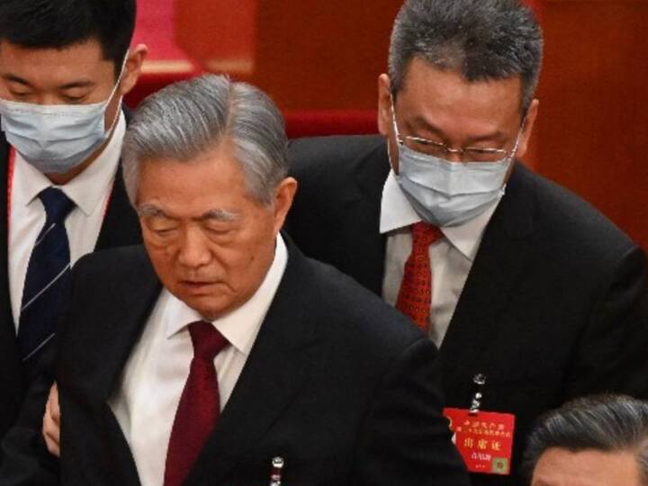 Former Chinese leader Hu Jintao unexpectedly led out of room as Communist Party Congress comes to a close Former Chinese leader Hu Jintao: చైనా మాజీ అధ్యక్షుడికి అవమానం, అందరూ చూస్తుండగానే గెంటేసిన సిబ్బంది