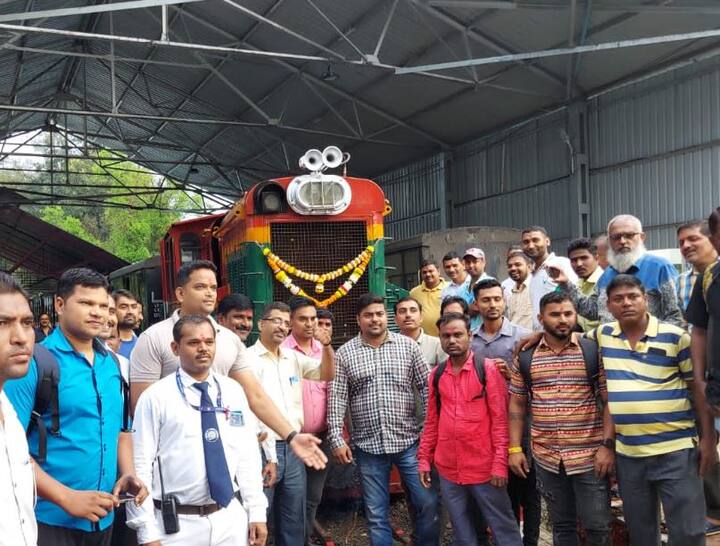 सकाळी आठ वाजून 50 मिनिटांनी ट्रेनला हिरवा झेंडा दाखवण्यात आला