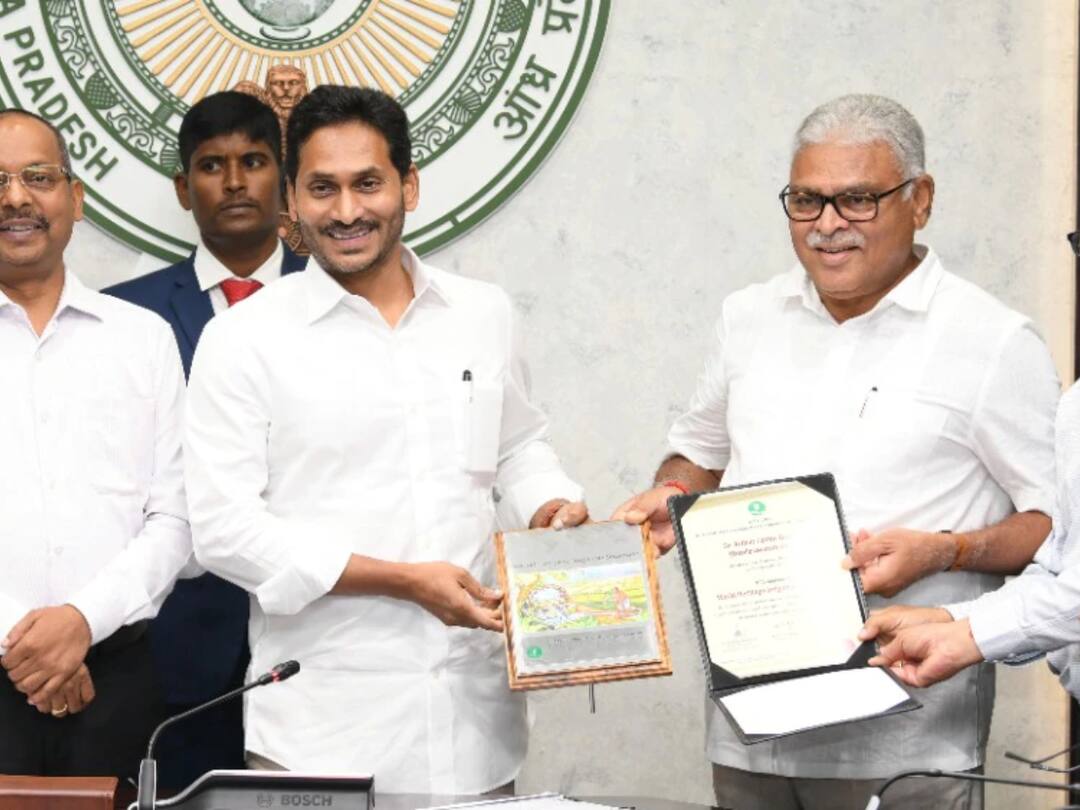 ప్రకాశం బ్యారేజ్కు దిగువున మరో బ్యారేజ్ నిర్మాణం- అధికారులకు సీఎం జగన్ ఆదేశం CM Jagan has ordered the construction of another barrage downstream of Prakasam Barrage dnn ప్రకాశం బ్యారేజ్కు దిగువున మరో బ్యారేజ్ నిర్మాణం- అధికారులకు సీఎం జగన్ ఆదేశం