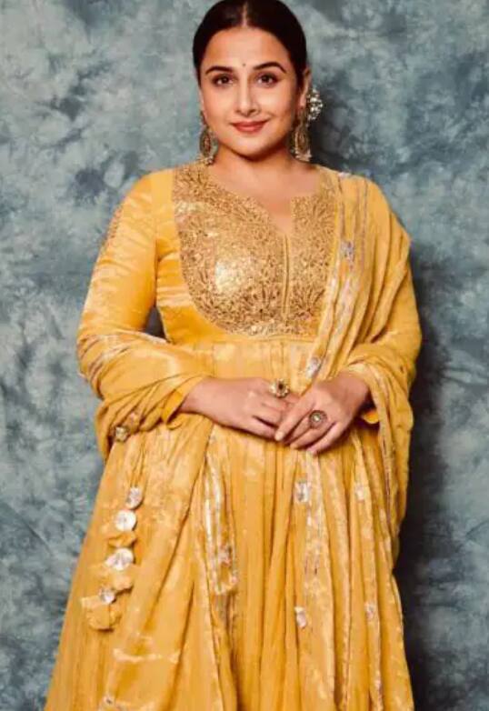 ਛੋਟੀ ਦੀਵਾਲੀ ਹੋਵੇ ਜਾਂ ਧਨਤੇਰਸ, ਤੁਸੀਂ ਇਸ ਤਰ੍ਹਾਂ ਦੇ ਪਹਿਰਾਵੇ ਨੂੰ ਵੀ ਟ੍ਰਾਈ ਕਰ ਸਕਦੇ ਹੋ। ਇਸ ਵਿੱਚ ਤੁਸੀਂ ਆਰਾਮਦਾਇਕ ਹੋਵੋਗੇ ਅਤੇ ਇਹ ਤੁਹਾਨੂੰ ਇੱਕ ਬਹੁਤ ਹੀ ਸਟਾਈਲਿਸ਼ ਲੁੱਕ ਵੀ ਦੇਵੇਗਾ।