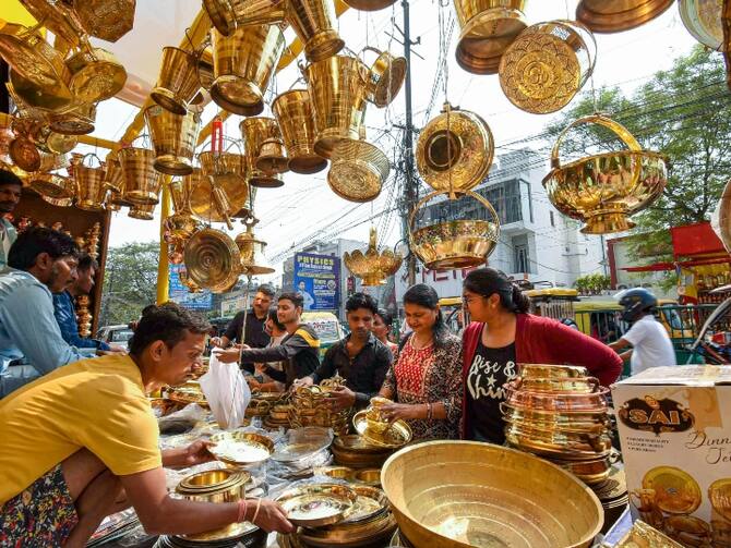 धनतेरस आज, मां लक्ष्मी और भगवान कुबेर की पूजा का जानिए शुभ मुहूर्त…. - Dhanteras today, know the auspicious time to worship Goddess Lakshmi and Lord Kuber.