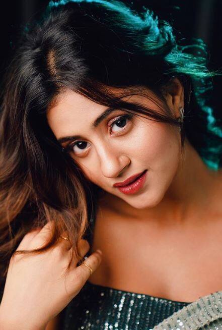 तिचे यूट्यूब आणि इंस्टाग्रामवर मोठ्या प्रमाणावर फॉलोअर्स आहेत.