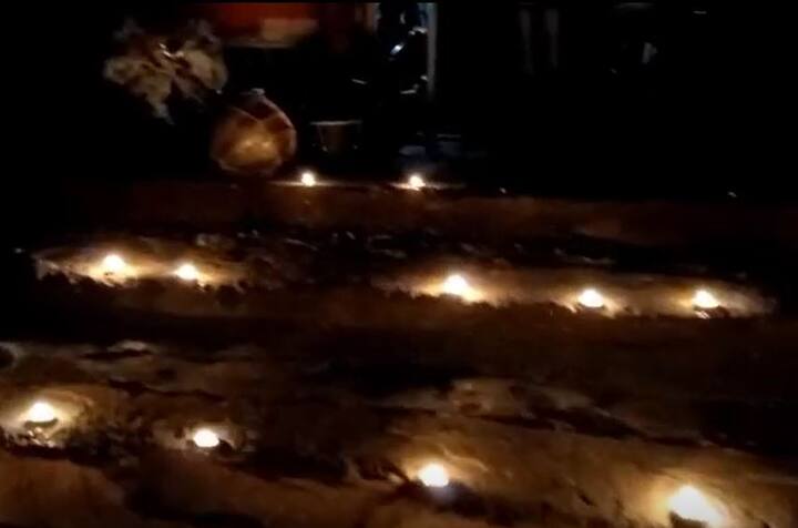 दिवाळी हा दिव्यांचा उत्सव असल्याने घरोघरी दिव्यांची आरास होत असताना चंद्रभागेच्या काठी देखील अशी दिव्यांची आरास केली जाते.