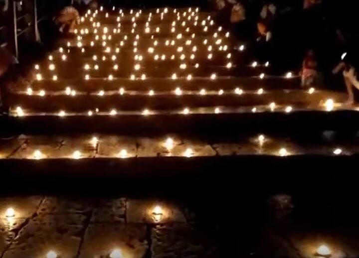 गेल्या काही वर्षांपासून वारकरी आणि पंढरपूरकर घाटांवर दिव्यांची आरास करीत असतात.