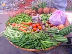 Vegetables Price List: விலையில் சறுக்கிய உருளை.. ! தடுமாறிய தக்காளி..! இன்றைய காய்கறி விலை பட்டியல் இதோ!