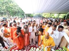 अखिलेश यादव के साथ दिखा पूरा यादव कुनबा, तस्वीरों में शिवपाल के साथ राम गोपाल तो धर्मेंद्र पास दिखे प्रतीक