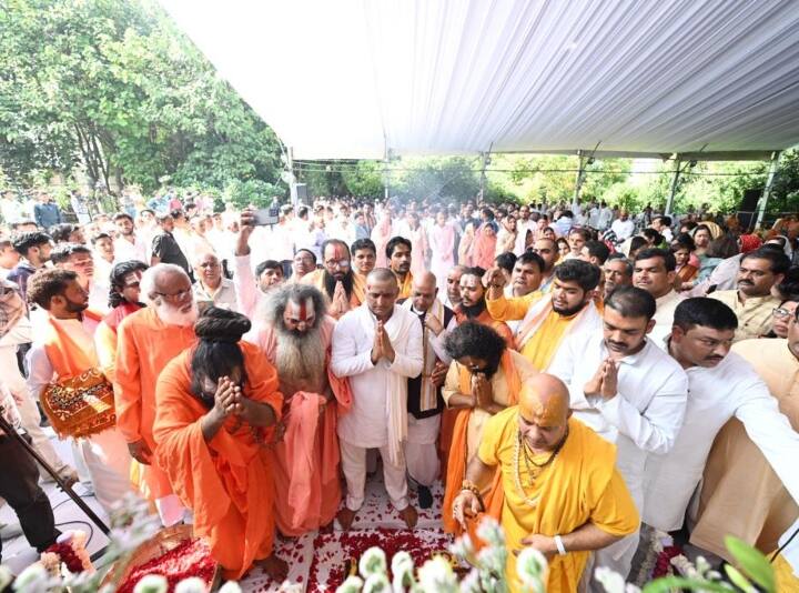 यह 'शांति पाठ' और 'हवन' उनके पैतृक आवास पर वृंदावन, हरिद्वार, अयोध्या से आए 'महंतों' और 'पंडितों' द्वारा वैदिक रीति से 'शांकिया गया.