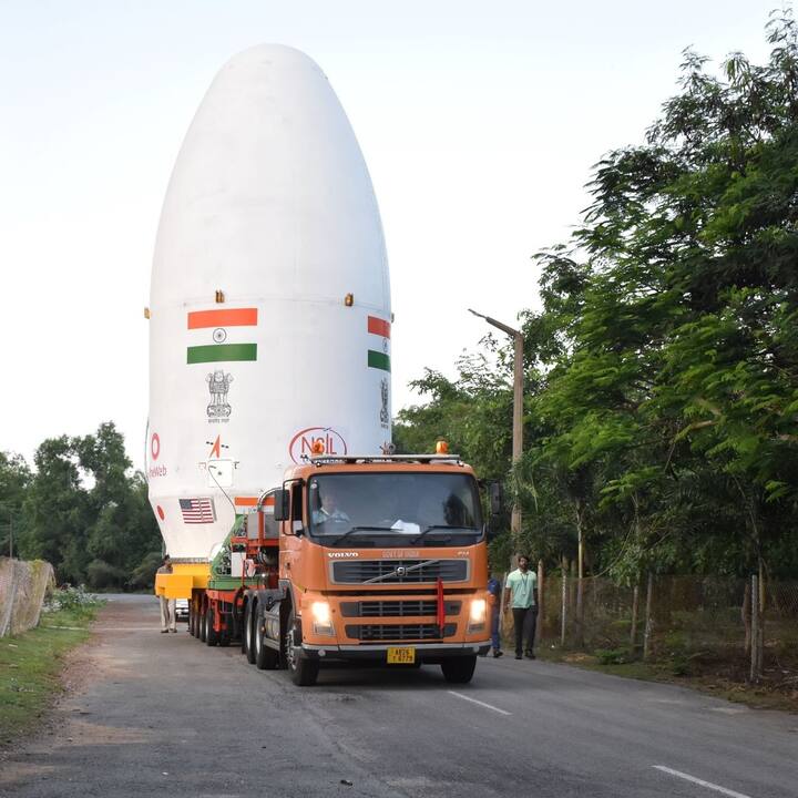 या रॉकेटद्वारे 36 सॅटेलाईट लाँच करण्यात येतील. या मिशनद्वारे ब्रिटीश स्टार्टअप कंपनी वनवेबचे 36 सॅटलाईट लाँच करण्यात येतील. उपग्रहांना कॅप्स्युमध्ये बसवलं गेलं आहे. (PC : @OneWeb @isro / Twitter)